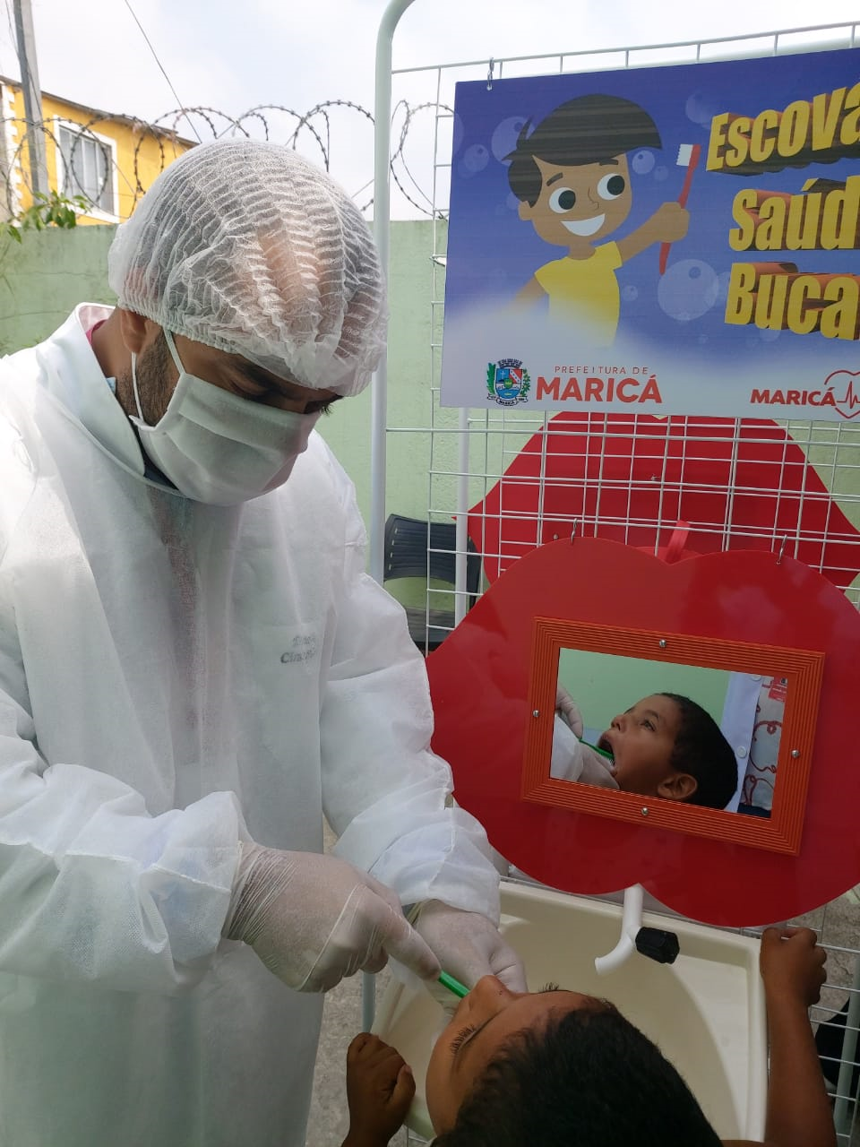 Dentista atendendo criança